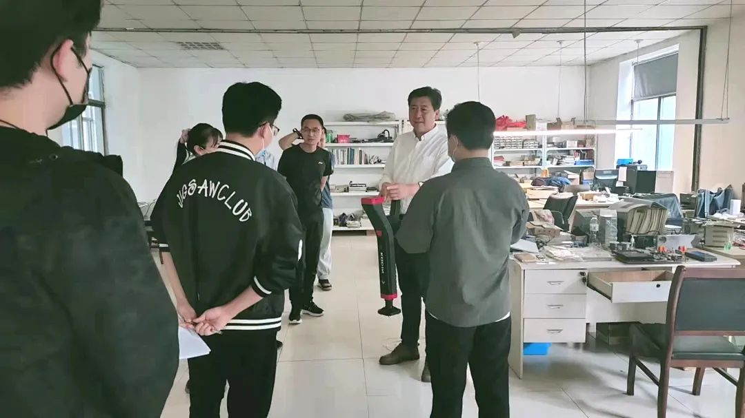 濟(jì)寧市制造強市建設(shè)指揮部督導(dǎo)組到科電儀器督導(dǎo)攀登企業(yè)實施項目情況